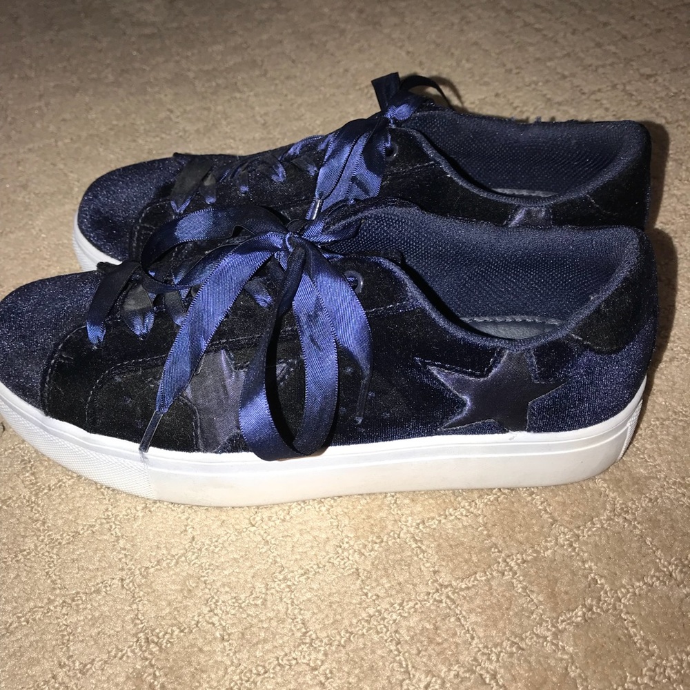 Blue velvet sneakers